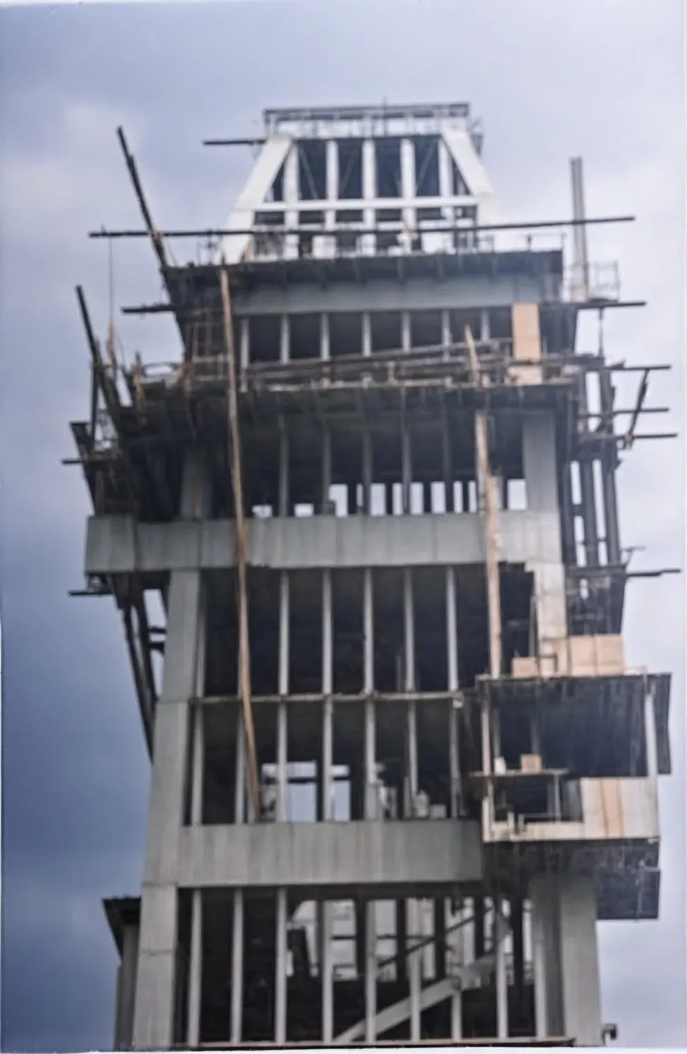 Imagen de la torre de la Iglesia de Piñas (representación)